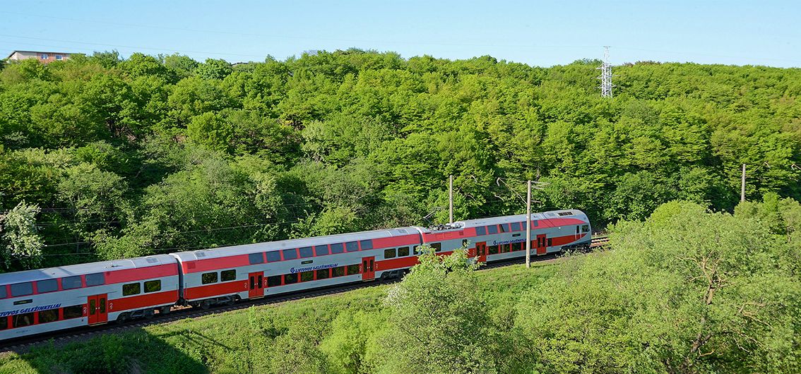 Zug der litauischen Eisenbahngesellschaft Lietuvos geležinkeliai